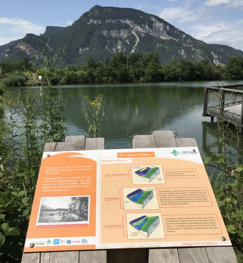 haut-rhone-etang-bleu-table-morceau-rhone